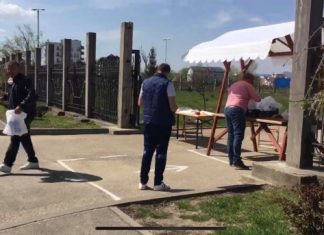 CINE ÎNCALCĂ LEGISLAȚIA? Sfintele Paști împărțite băimărenilor chiar în poarta Bisericii. Cine sunt vinovații? JURNALIȘTII (galerie foto)