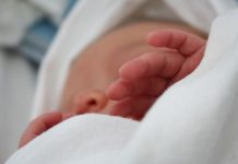 EXCLUSIV: MEDICII UNEI CLINICI PRIVATE, VINOVAŢI DE MALPRAXIS. O FAMILIE TÂNĂRĂ DIN BAIA MARE, VICTIMA NEPĂSĂRII