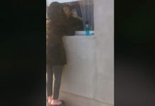 VIDEO: IMAGINI CUTREMURĂTOARE: Anca, o asistentă de la Spitalul de Boli Infecțioase din Baia Mare, și soțul ei își văd copiii doar de la fereastră
