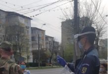 FOTO – AJUTAT DE POLIȚIȘTI: Un bătrânel de 75 ani nu știa cum să ajungă acasă