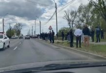 EXCLUSIV FOTO, VIDEO / ACTUALIZARE: Sute de romi participă la o înmormântare în Baia Mare. Poliţiştii doar supraveghează