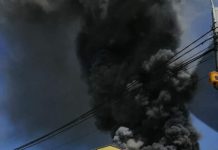 GALERIE FOTO, VIDEO: FOC PUTERNIC LA UN DEPOZIT DE POLISTIREN DE PE STRADA VICTORIEI. TREI RĂNIȚI, PAGUBE URIAȘE