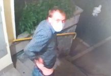 INCONȘTIENȚĂ SAU RĂZBUNARE? FOTO – Un bărbat și-a făcut nevoile la intrarea într-un bloc. Cel surprins a fost EL, când a realizat că a fost filmat