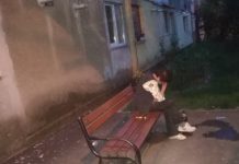 FOTO/VIDEO: POVEȘTI DIN PANDEMIE – O femeie s-a îmbătat criță și a făcut circ în fața unui bloc de pe strada Gării din Baia Mare