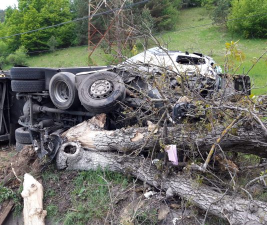 GALERIE FOTO: Tir cu alimente răsturnat la Valea Chioarului pe DN1C (ACTUALIZARE)