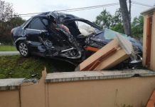 FOTO EXCLUSIV: Un șofer de 20 ani a rupt cu mașina un stâlp și un gard la Ciocotiș