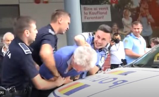 VIDEO – Scandal în fața unui hipermarket din Capitală. Bărbat încătușat fiindcă ar fi refuzat să i se ia temperatura