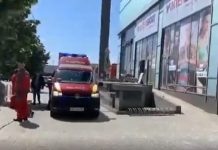 VIDEO – CLIPE DE COȘMAR: Persoană lovită în cap de sticla desprinsă dintr-un geam de la VIVO Baia Mare