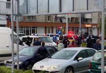 EXCLUSIV VIDEO: ȘOCANT ÎN ROMÂNIA: S-au bătut cu săbiile în parcarea unui supermarket din Baia Mare. Apoi au năvălit în interior