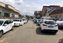 NIMENI NU VEDE? FOTO/VIDEO – CINE APLICĂ LEGEA? Taximetriștii de la Piața Izvoare din Baia Mare blochează o stradă