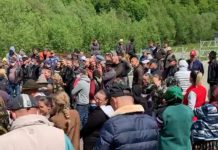 PROTEST LA POIENILE DE SUB MUNTE: VOR ASFALT – Sătenii din cătunul Luhei au ieșit în stradă (foto/video)