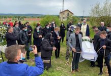 FOTO/VIDEO – LACRIMI ŞI DURERE: Băiețelul de 9 ani, ucis de mama sa, a fost înmormântat astăzi în Bozânta Mica