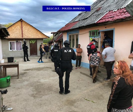 FOTO/VIDEO – SCLAVIE LA BOZÂNTA MICĂ: Țiganii de pe malul Lăpușului răpeau oameni din gările CFR pentru a-i face sclavi. Îi țineau încuiați cu lacăte