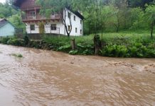 Galerie foto: 100 gospodării izolate și fără energie electrică, drumul distrus de ape. Magistrala de apă a orașului afectată