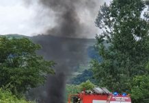 ULTIMĂ ORĂ: Autoturism în flăcări la ieșirea din Rogoz (foto)