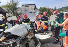FOTO ACTUALIZARE – ACCIDENT GRAV LA VADU IZEI: Cinci răniți, 2 fete încarcerate, după ce o mașină s-a izbit de o autobasculantă