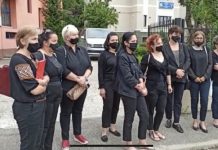 FOTO/VIDEO: ACUZAȚII GRAVE – Protest în negru în fața Inspectoratul Școlar Maramureș. Au numit în funcție o directoare amendată de CNCD pentru discriminare etnică