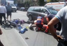 FOTO/ VIDEO: SIGHET – Bătrân aflat pe o bicicletă electrică, grav accidentat de un șofer neatent care a oprit aiurea și a deschis ușa (ACTUALIZARE)