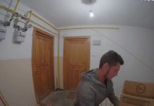 (VIDEO) FURT ÎN BAIA MARE – Surprins de camera de supraveghere în timp ce sustrage lucruri pentru copii dintr-o scară de bloc
