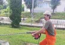 TRAGEDIE LA CĂRBUNAR: Preotul din localitate a decedat după ce s-a izbit cu motocicleta de un copac. Nu avea permis (ACTUALIZARE)