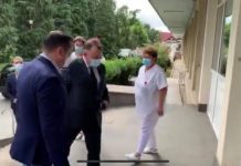 VIDEO: CA-N NORD KOREEA – Ministrul Sănătății adus pe ascuns în Maramureș. ”Dumnezeul Maramureșului”, șeful DSP Maramureș l-a ascuns de presă