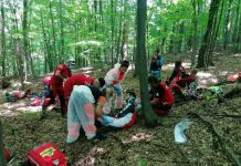 FOTO/VIDEO: Un motociclist ENDURO a intrat într-un copac. O creangă i-a străpuns femurul piciorului