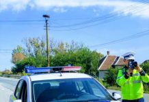 ACCIDENT: Femeie lovită de o mașină care efectua manevra de mers inapoi.