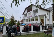 VIDEO EXCLUSIV/ Galerie foto – Leordina este în stradă. Sute de localnici stau la coadă pentru a-și VOTA NOUL PRIMAR