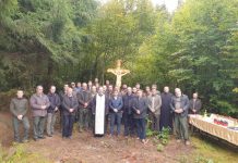 FOTO: Troiță înălțată în memoria pădurarului Liviu Pop, ucis prin împușcare în urmă cu un an (foto)