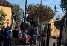 Galerie foto: Un autoturism s-a izbit de un autobuz pe strada 22 Decembrie