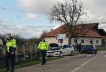 FOTO EXCLUSIV: Impact violent între două mașini într-o curbă la Țicău