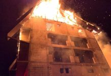 FOTO EXCLUSIV: FLĂCĂRI URIAȘE – Acoperișul unei vile din Moisei a ars ca o torță