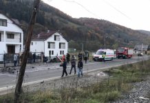 FOTO / VIDEO EXCLUSIV: TRAGEDIE LA MOISEI – A murit după ce s-a izbit cu mașina de mai multe garduri și porți. Mașina pur și simplu s-a dezmembrat (ACTUALIZARE)