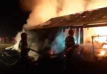 VIDEO EXCLUSIV: Un hambar plin cu baloți arde ca o torță la Crăciunești (actualizare)