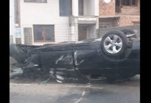 FOTO: VIȘEUL DE JOS – A lovit un podeț și s-a răsturnat pe capotă. Un tânăr a rămas încarcerat (actualizare)