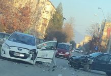 FOTO/VIDEO: Impact între un taximetru și un autoturism pe strada Victoriei din Baia Mare