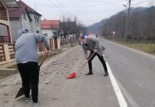 VIDEO/ FOTO: Și-a pierdut piatra concasată pe șosea. Viceprimarul din Vișeu de Sus a dat la lopată