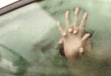 EXCLUSIV: Filmat în ipostaze compromițătoare cu o femeie într-un autoturism, un polițist de frontieră de la ITPF Sighet a fost șantajat de un contrabandist cu țigări din Ucraina