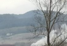 Foto: O casă din Târgu Lăpuș a luat foc în timp ce pompierii erau la un alt incendiu