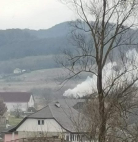 Foto: O casă din Târgu Lăpuș a luat foc în timp ce pompierii erau la un alt incendiu