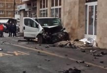 FOTO/VIDEO EXCLUSIV – TRAGEDIE ÎN BAIA MARE: Doi pietoni striviți pe trotuar după ce o autoutilitară și un taxi s-au ciocnit (ACTUALIZARE)