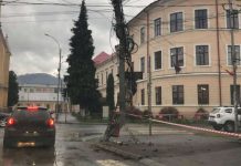 ACCIDENT CUMPLIT PROVOCAT DE UN TANAR BEAT: MASINA DISTRUSA, STALP DE ELECTRICITATE RUPT SI O ZONA INTREAGA FARA CURENT ELECTRIC.