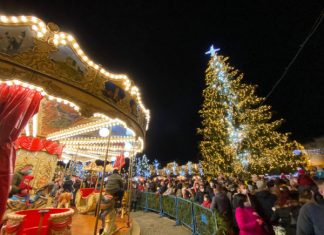 VIDEO: DE MOȘ NICOLAE – Bradul Băimărenilor a fost inaugurat. Centrul Vechi luat cu asalt cu mic cu mare