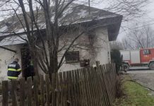 FOTO: Incendiu la o casă din Poienile de Sub Munte. Proprietarul a ajuns la spital cu arsuri grave