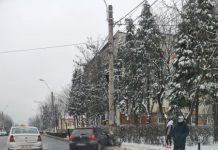 ACCIDENT PE strada Victoriei din Baia Mare: A ajuns cu maşina în stâlp (FOTO)