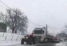 FOTO/VIDEO EXCLUSIV: DN18B BAIA MARE – TÂRGU LĂPUŞ, BLOCAT ÎN ZONA DEALUL GROŞIULUI. TIR-URILE SUNT TRASE CU TRACTOARELE