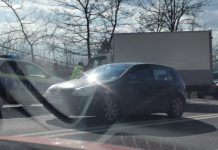 FOTO ACCIDENT – Autoutilitară înfiptă într-un stâlp, pe bulevardul Independenței din Baia Mare