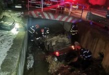 GALERIE FOTO: Urmărit de poliţişti, un adolescent beat a aterizat cu maşina în pârâu la Vălenii Lăpușului