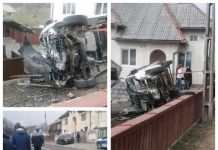 FOTO / VIDEO: ŞASE oameni şi-au văzut moartea cu ochii în Rona de Jos. Microbuzul s-a răsturnat într-o curte