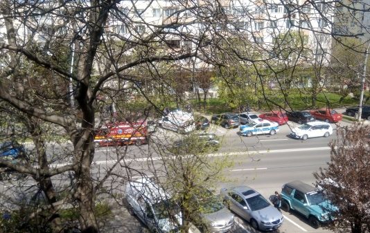 FOTO: LUPTĂ PENTRU VIAȚĂ: O femeie este resuscitată pe bd București din Baia Mare. A fost găsită inconștientă pe o bancă (actualizare)